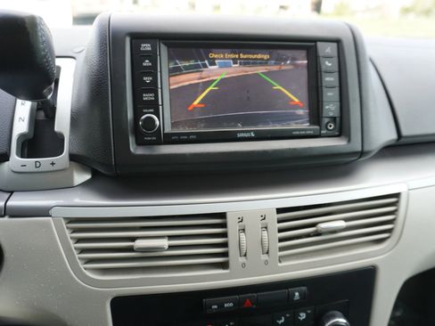 Used 2012 Volkswagen Routan SE image 16