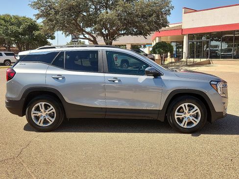 Used 2024 GMC Terrain SLE w/ Driver Convenience Package FWD image 5