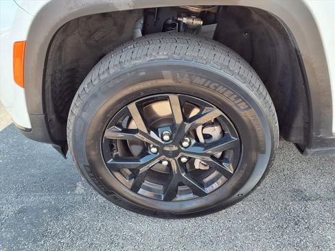 Used 2024 Jeep Grand Cherokee L Laredo image 9