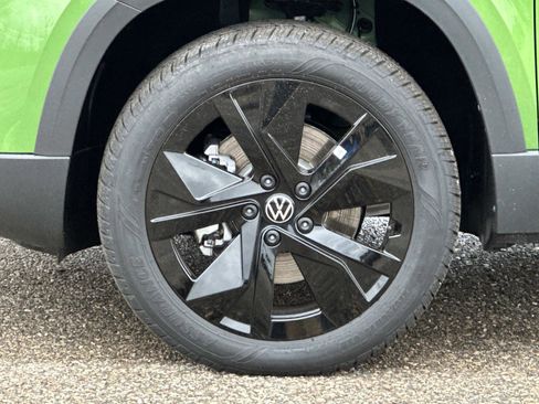 New 2026 Volkswagen Taos SE image 9