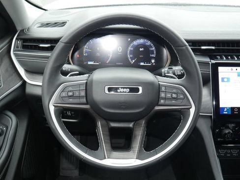 Used 2023 Jeep Grand Cherokee Limited w/ Black Appearance Package AWD/4WD image 16