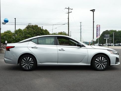 Used 2024 Nissan Altima 2.5 SV FWD image 4