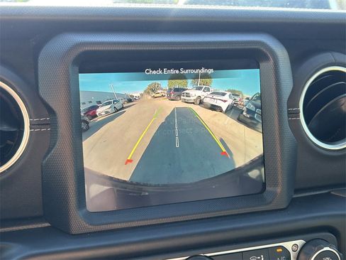 Used 2022 Jeep Wrangler Unlimited Sahara image 36