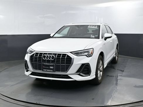 Certified 2025 Audi Q3 2.0T Premium AWD/4WD image 2