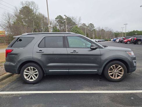 Used 2017 Ford Explorer XLT w/ Equipment Group 202A image 2