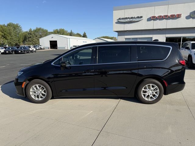 Used 2026 Chrysler Pacifica Select FWD image 5