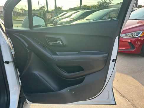 Used 2020 Chevrolet Trax LT w/ LT Convenience Package FWD image 14