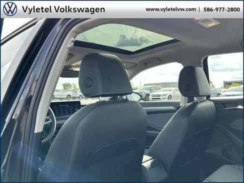 Certified 2025 Volkswagen Jetta SE w/ Sunroof Package image 14