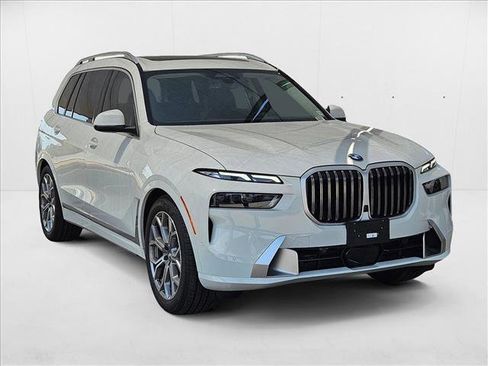Used 2026 BMW X7 xDrive40i w/ Premium Package image 3