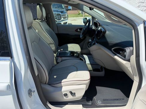 Used 2017 Chrysler Pacifica Limited FWD image 19