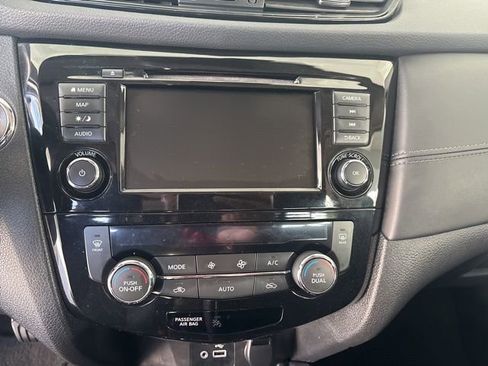 Used 2019 Nissan Rogue SL w/ Premium Package image 12