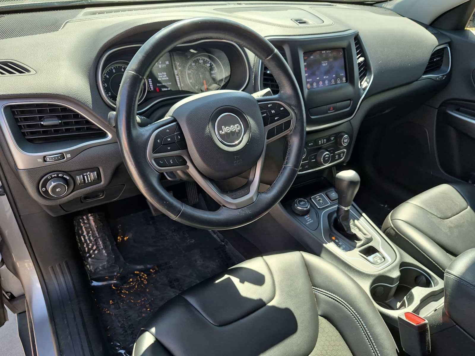 Used 2019 Jeep Cherokee Latitude Plus w/ Cold Weather Group AWD/4WD image 10