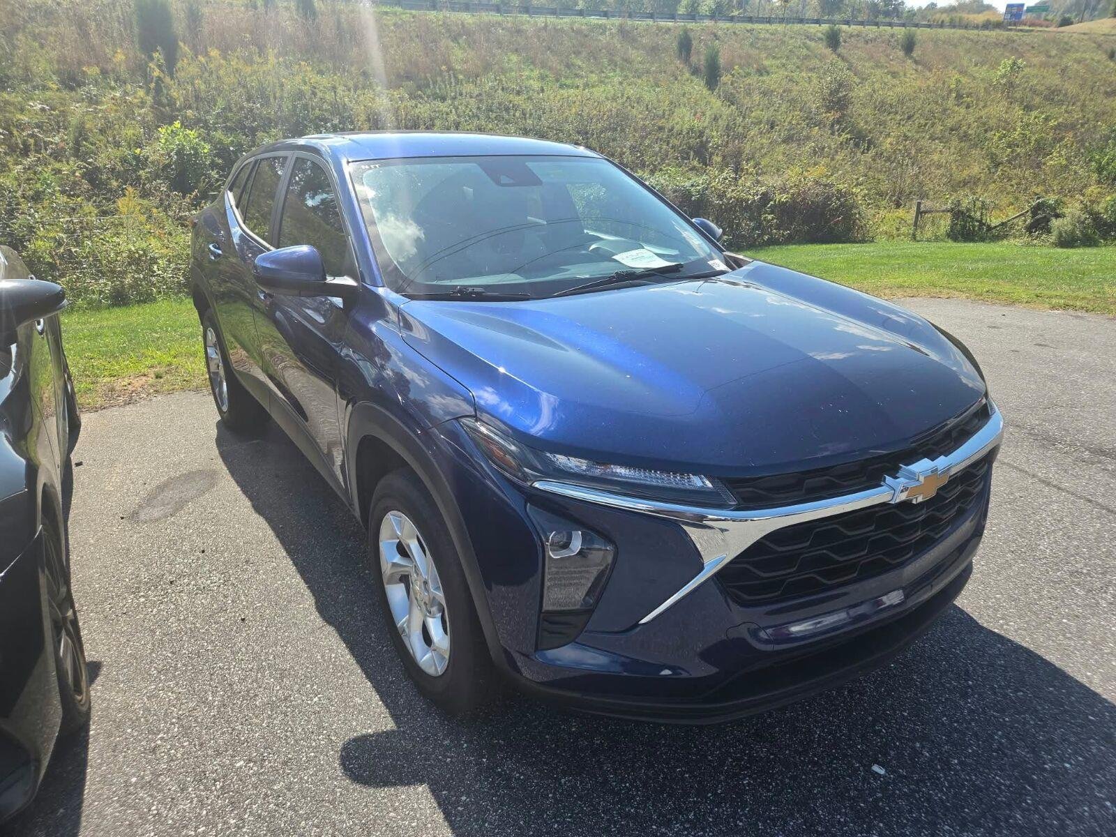 Used 2024 Chevrolet Trax LS w/ LS Convenience Package FWD image 3