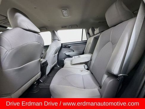 Used 2023 Toyota Highlander L image 9