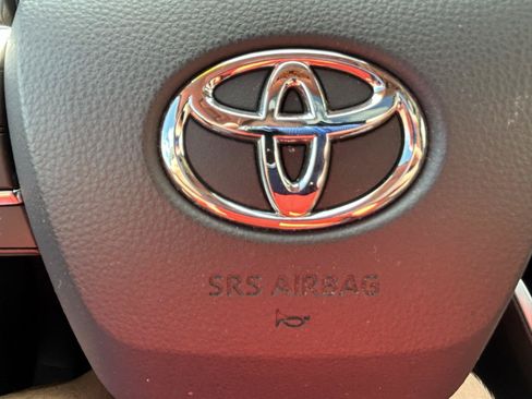 Used 2021 Toyota Highlander XLE AWD/4WD image 22