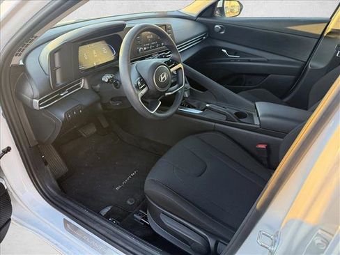 Certified 2025 Hyundai Elantra SE image 9