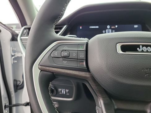 Used 2024 Jeep Grand Cherokee Limited image 22