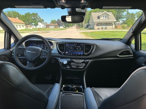 Used 2024 Chrysler Pacifica Limited w/ S Appearance Package FWD image 9