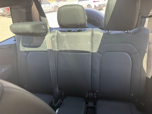 Used 2023 Land Rover Defender 130 X-Dynamic SE image 15