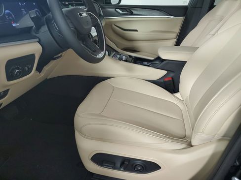 New 2025 Jeep Grand Cherokee Limited w/ Black Appearance Package image 11