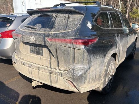 Used 2023 Toyota Highlander XLE image 6