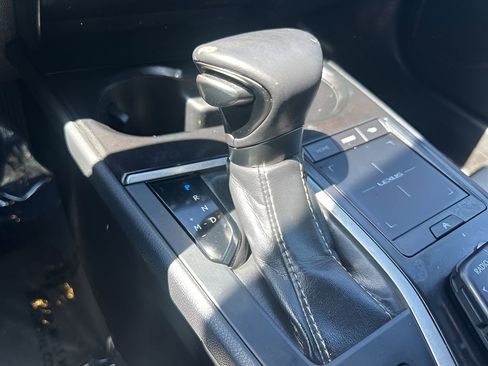 Used 2019 Lexus UX 200 w/ Premium Package image 17