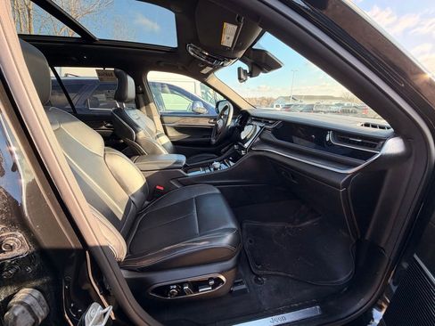 Used 2022 Jeep Grand Cherokee Overland w/ Advanced Protech Group III image 4