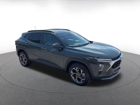 Used 2025 Chevrolet Trax LT w/ LT Convenience Package FWD image 2