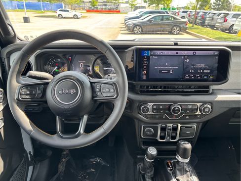 Used 2024 Jeep Wrangler Unlimited w/ Convenience Group AWD/4WD image 19