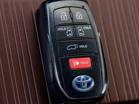 Certified 2023 Toyota Sienna XLE image 28