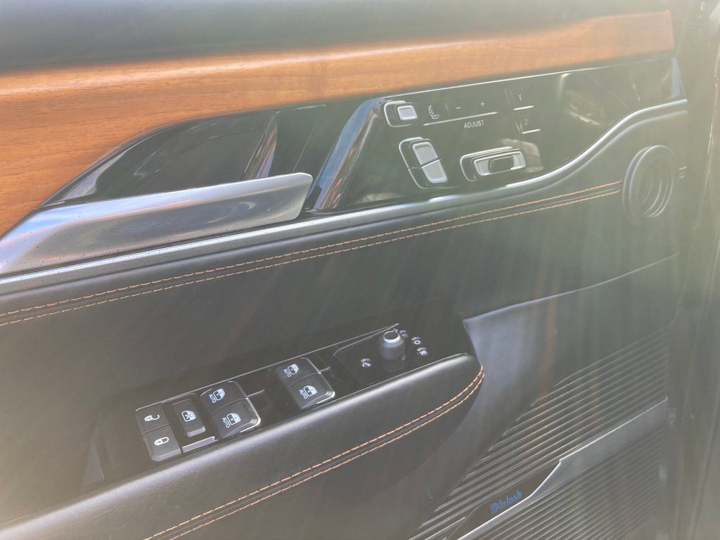 Used 2022 Jeep Grand Wagoneer Series III AWD/4WD image 14