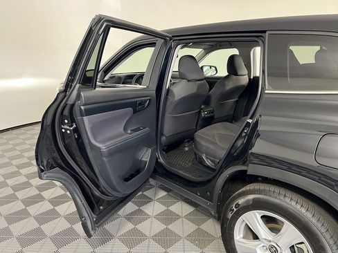Used 2024 Toyota Highlander LE image 29