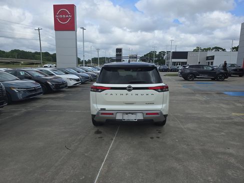 Used 2023 Nissan Pathfinder Platinum w/ Cargo Package FWD image 4