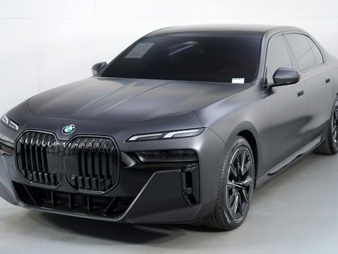 Used 2025 BMW 740i w/ Premium Package image 61