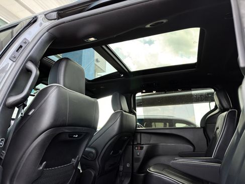 Used 2025 Chrysler Pacifica Limited FWD image 21