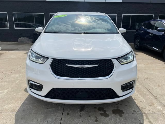Used 2023 Chrysler Pacifica Touring-L AWD/4WD image 2