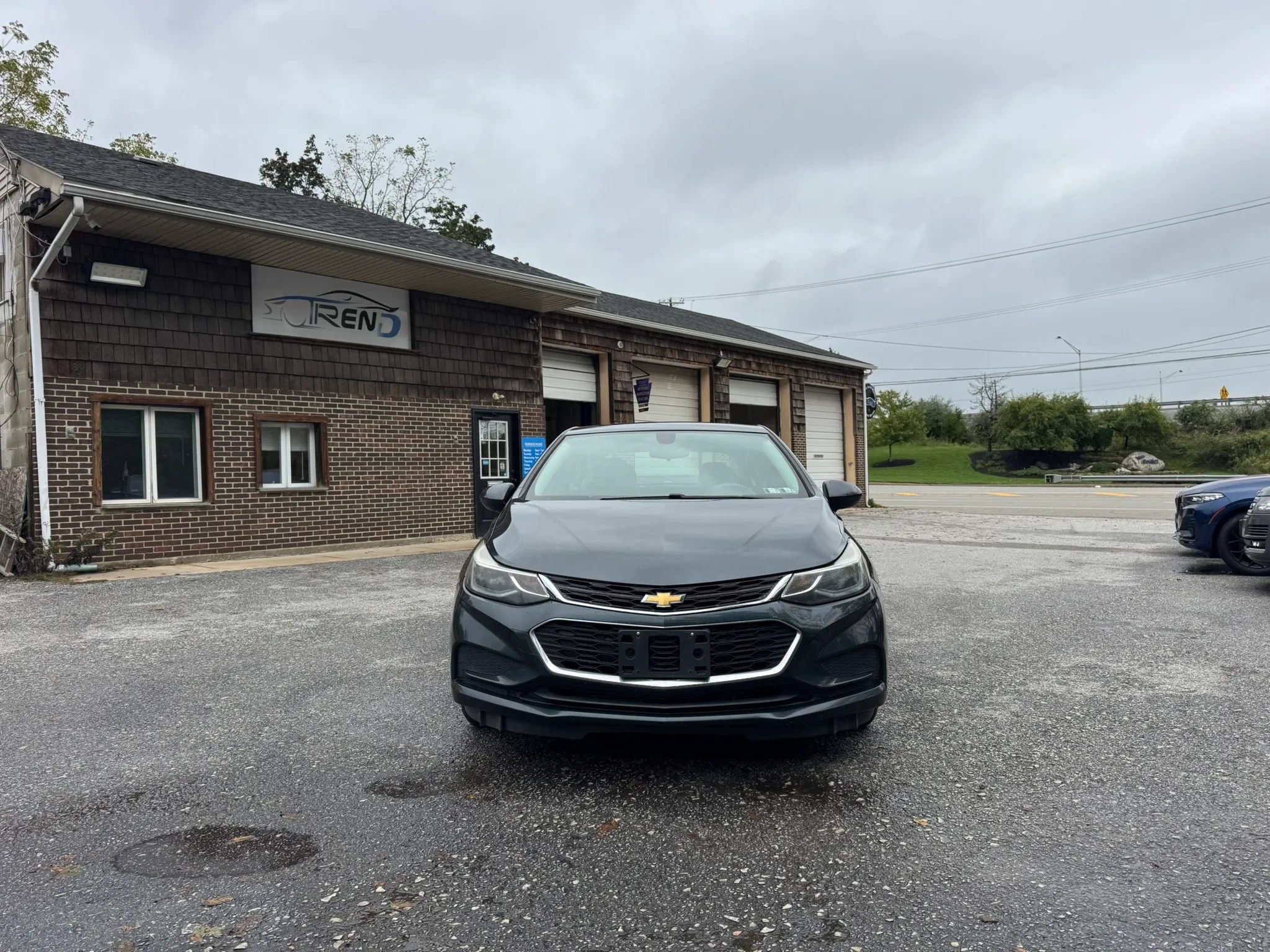 Used 2017 Chevrolet Cruze LT w/ Convenience Package FWD image 2