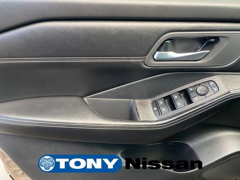 Used 2024 Nissan Rogue SV w/ SV Premium Package FWD image 13