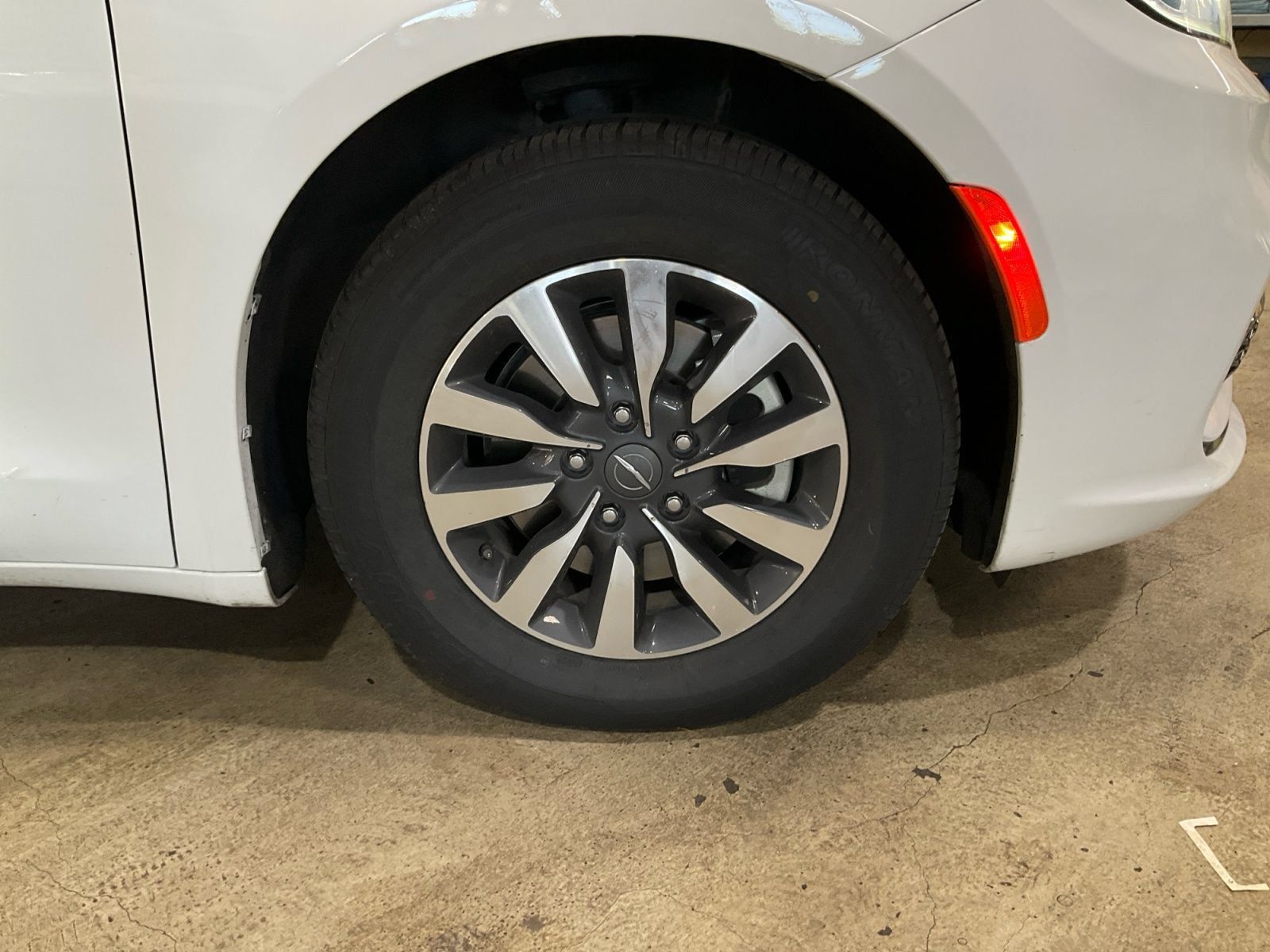 Used 2024 Chrysler Pacifica Limited FWD image 18
