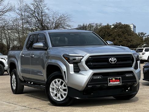 Used 2025 Toyota Tacoma SR5 image 2