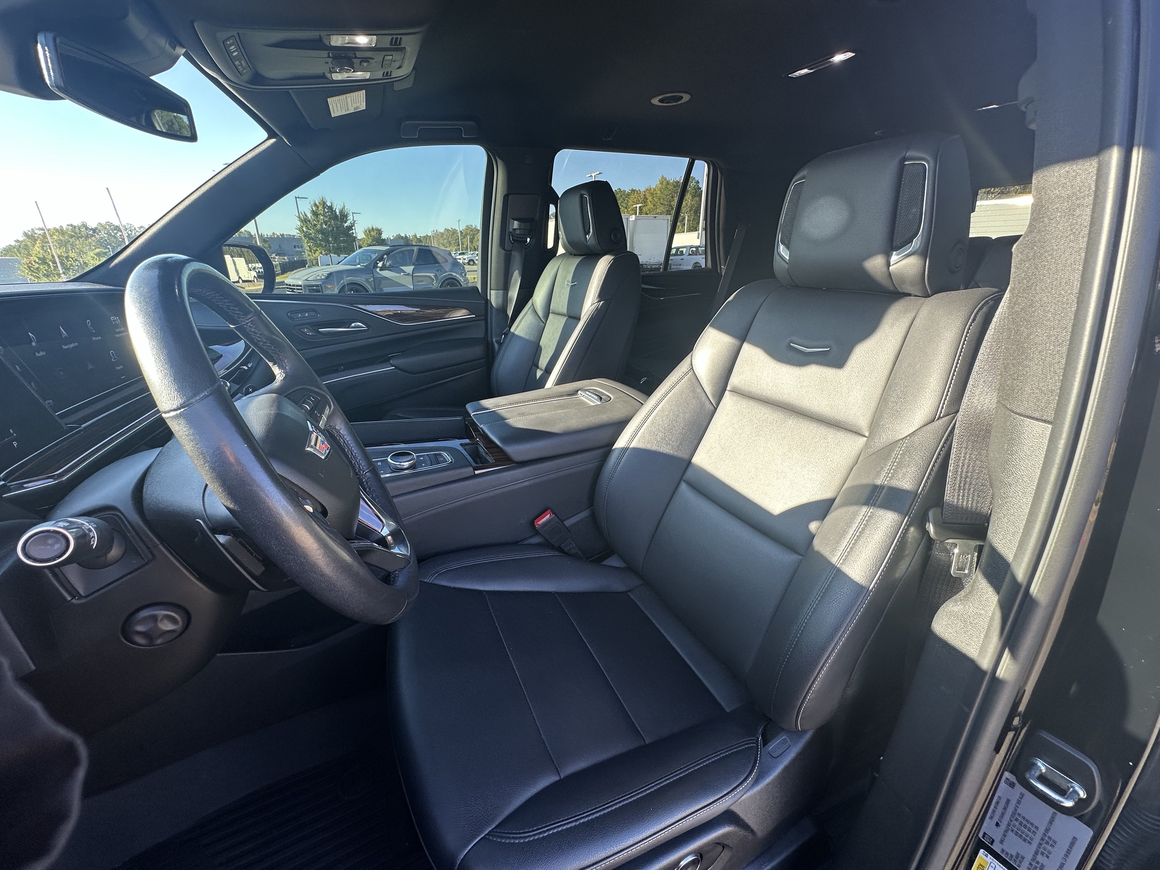 Used 2022 Cadillac Escalade Luxury AWD/4WD image 15