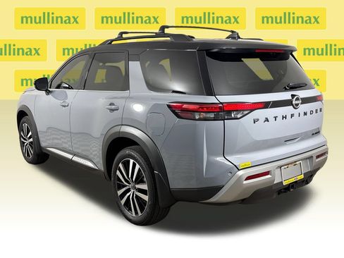 Used 2025 Nissan Pathfinder Platinum w/ Black Appearance Package FWD image 9