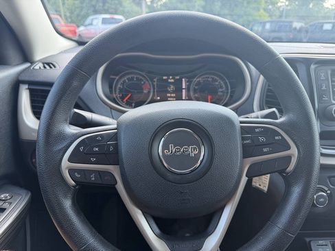 Used 2016 Jeep Cherokee Sport FWD image 13