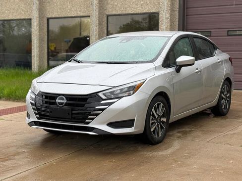 Used 2025 Nissan Versa SV FWD image 3
