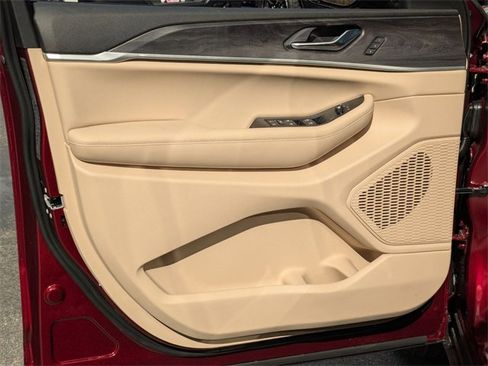 New 2025 Jeep Grand Cherokee Limited w/ Luxury Tech Group II image 10