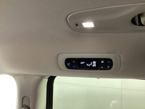 Used 2023 Chrysler Pacifica Touring-L image 22