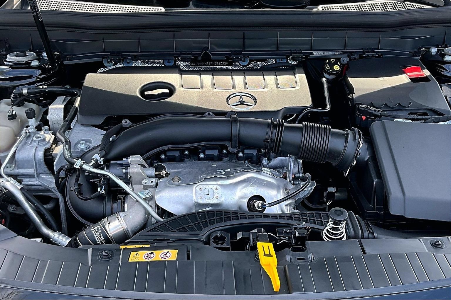 Used 2023 Mercedes-Benz GLB 250 4MATIC w/ Premium Package image 17