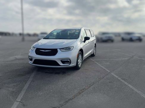 New 2026 Chrysler Pacifica Select image 3