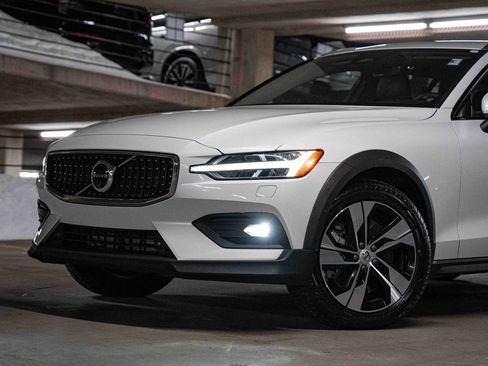 Certified 2024 Volvo V60 B5 Cross Country Plus image 2