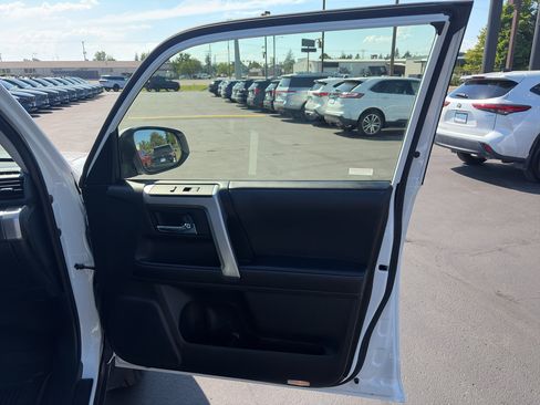 Used 2023 Toyota 4Runner SR5 Premium w/ Moonroof Package AWD/4WD image 18